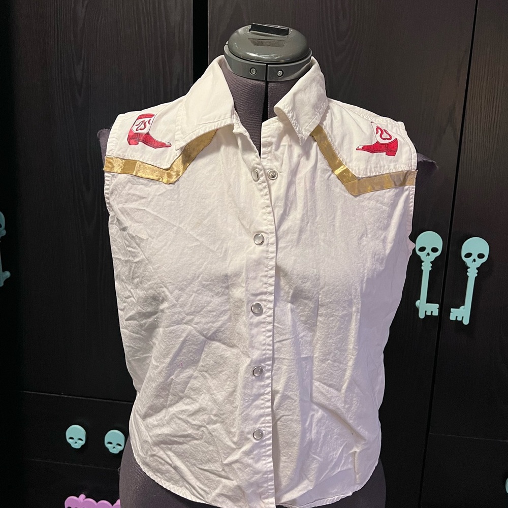 Western White Sleeveless Button-Up Shirt with Red and Gold Accents